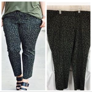 Ava & Viv 26W animal print Stretch Tapered Pants
